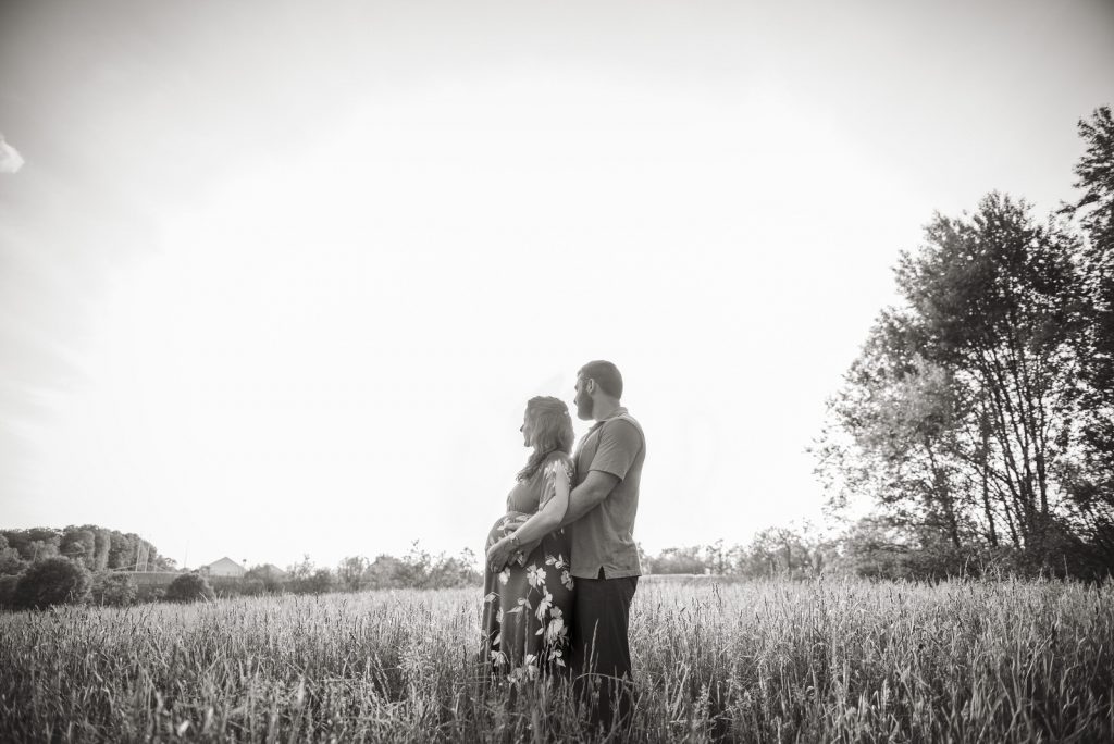 Maternity_session_Field-in-athens-ohio