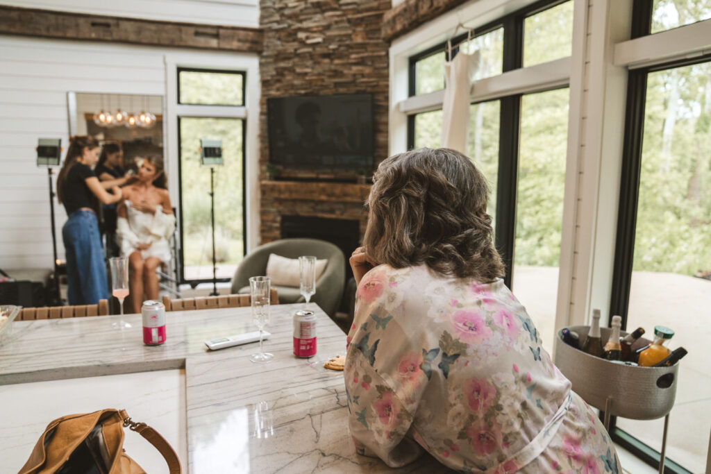bride getting ready at Hideaway on the Hocking in Athens ohio